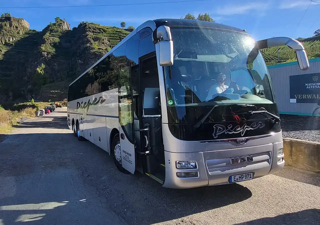 Unterwegs im Reisebus für 56 Personen